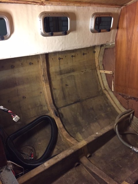 Romp van binnen, gestript voor een refit: kaal staal en hout, bedrading en oude patrijspoorten